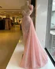 Luksusowy Różowy Zroszony Syrenka Suknie Wieczorowe Perły Kryształ Sheer One Ramię Koronki Prom Dress Formal Party Suknie Custom Made Robe de Mariée