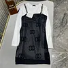 Klassisches Kleid von Warehouse Clothing mit kleinem weißen Strickbesatz und zarter, leerer Kette. Sale online_2DZA