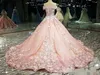 ピンクのQuinceaneraのドレス2022最新の3Dの花のアップリケの手作りの花は肩の半袖プロムのフォーマルな夜のボールガウンPro232