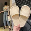 Slippers 2021 Diamond Feminino Estudante de verão coreano Cute de desenho animado Casa coberta de sapatos femininos e confortáveis