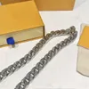 Europe amérique hommes couleur argent métal gravé V initiales fleur chaîne liens collier Bracelet bijoux Sets1981