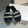 Kvinnor Klassiska Tofflor Designer Broderi Lyxiga Sandaler Ladies Varumärke Sommar Flat Slides Utomhus Strand Kvinna Slipper Färgbrev Släpp Pantoufle med låda