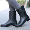 PVC-Damen-Regenstiefel, hohe, rautenförmige, gitterförmige, wasserdichte Wasserschuhe, rutschfeste Klassiker, Bow Flats, regenfeste Mittelrohr-Regenstiefel, verdickte Regenstiefel