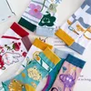 Socken Strumpfwaren PEONFLY 2021 Kreative Frauen AB Lustige Niedliche Cartoon-Asymmetrie-Muster Glücklicher Modetrend Baumwolle Weihnachtsgeschenk