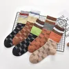 7Color vintage designer bokstäver broderi tryck dekorationer unisex långa bomullsstrumpor vinter fall casual sport andningsbar stickad stocking