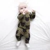 緑の赤ん坊のワンピース