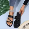 Zapatillas de Color sólido con tachuelas de diamantes para mujer, Sandalias planas para exteriores, chanclas antideslizantes sexis con personalidad, nuevos zapatos de mujer de verano 220304