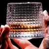 Bicchiere da vino in vetro scolpito in cristallo trasparente Bicchiere da vino girevole a 360° per uso domestico Whisky Vino Vodka Bar Club Bicchiere da vino per birra