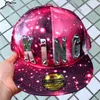 KING QUEEN Personalizzato Specchio acrilico lettere cappello Cappello da basket Mens Berretti da baseball Unisex Gorras Hip hop Snapbacks Berretto di marca T200323