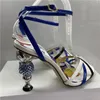 Sandali con tacco strano in metallo con strass e strass Donna Sexy Croce Banda stretta Fiore stampato Colore 2021 Scarpe da banchetto estive Donna 210302