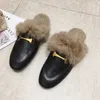 Riktig päls metall spänne mulor kvinnor loafers gravida skor kvinnliga furry diabilder fluffiga håriga flip flops