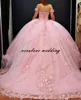 Rosa Lace Prom Klänningar Boll Gown Prom Klänning Av Axel Vestidos VX De Quinceanera Sweet 15 Party Gowns