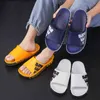 Tofflor coola tofflor män kvinnor sommar utomhus strand skor avslappnad andningsbar flip flops man non glida pvc inomhus badrum tofflor 220308