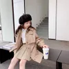 幼児の女の子のテニチコート子供の赤ちゃん秋の春のサッシジャケットの二重胸のウィンドブレーカーの女の子子供長袖の外出