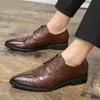 2022 Designer Gentleman modello a punta scarpe in pelle verniciata per uomo abito da sposa Prom ritorno a casa Oxford Sapatos Tenis Masculino