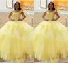 2022 الأزياء الأصفر فساتين quinceanera قبالة الكتف الكرة ثوب حفلة موسيقية الرباط تول مطوي زين مطرز الأميرة المتدرج الحلو 16 اللباس الرسمي