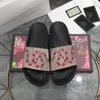 Designer Diapositives Hommes Femmes Chaussure Sandale Mousse Coureur Fraise Pantoufle Flip Flop Mocassin Quatre Saisons Classiques Élégants Pantoufles Haute Qualité Taille 35-46 avec Boîte