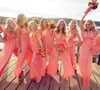 2021 Nieuwe Collectie Chic Chiffon Goedkope Coral Bruidsmeisjes Jurken Lange Jumpsuits V-hals Plus Size Beach Wedding Guest Dress Party Prom Dresses