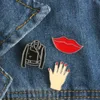 Spille, spille Moda Donna Camicie Spilla Labbra rosse Vestiti Mani piccole Distintivo in metallo Giacca di jeans Abbigliamento Colletto Decorazione Gioielli