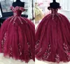 Fantastisk Burgundy Quinceanera klänning broderade blommiga 3d blommor applique pärlor av axel sött 16 klänningar Graduation prom för college