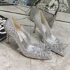 2022 Designer Ari Dress Sandali da sposa Scarpe Crystal Covered Pointy Toe AVRIL Bow Pumps Lussuoso Top da sera Tacchi alti di lusso