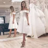 2020 Liten vit klänning av axeln A-Line Bröllopsklänningar Billiga Kort Bröllopsklänning Knälängd Satin Brudklänningar Robe de Mariage