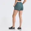 L-2022 Shorts esportivos femininos Calças de ioga casuais com cordão cintável Calças curtas de tecido macio Calças de moletom para corrida de fitness Gavetas com sensação de nudez