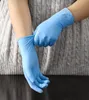 blauwe rubberen handschoenen
