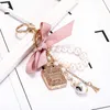 Fashion Imitation Pearl Parfym Bottle Keychain Car Ring Women Bag Charm Tillbehör Söt Bow Key Chain Creative Keyrings G1019