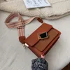 Роскошная мини -квадратная сумочка женщина пучки пакеты нишевые сумочки прилив матовая текстура Диагональная сумка поперечного тела широкое плеч