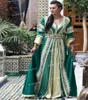 Emerald Green Oriental Morrocan Kaftan Evening Dresses 2021 Vintage V Neck Guld Appliques Silk Satin Långärmad Prom Klänning Wear Party Gowns