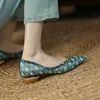 여성을위한 프랑스 스타일의 우아한 뾰족한 발가락 리벳 드레스 신발 2022 새로운 낮은 발 뒤꿈치 로퍼