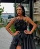 2021 Arabische Sexy Zwarte Avondjurken Strapless Mouwloos met Feather Side High Split Ruches A Line Satin Plus Size Prom Dress Speciale gelegenheden
