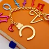 세련 된 다채로운 럭셔리 디자이너 키 체인 편지 펜 던 트 골드 키 버클 망 여자 키 장식품에 대 한 분리형 키 체인 도매