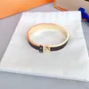 Diseñadores de alta calidad pulsera lujos brazalete brazalete para hombre y para mujer abierto titanio acero pulseras personalidad simple mismo regalo de joyería para los amantes estilo agradable