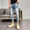 Moda Streetwear homens jeans retro luz azul elástico algodão de algodão retalhos bordados desenhista calças punk hop pants calças rasgadas