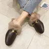 Riktig päls metall spänne mulor kvinnor loafers gravida skor kvinnliga furry diabilder fluffiga håriga flip flops