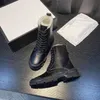 أحذية المصممة 2022 أصلية نساء من الجلد الفراء الفراء في الكاحل الحذاء من الصوف أربطة أبيض سوداء من جلد الغزال الجليد الشتاء في الهواء الطلق الميدالية الخشنة