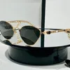 Lunettes de soleil Frame métallique Cat Eye Femmes avec des charmes en forme de coeur Fashion Style Lady Eyewear8276833