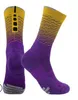 Blandad textil skiljer vänster och höger fot Vuxenhandduk Botten Utomhus Sport Socks Trend Mäns Elite Socks Middle Tube Basketball Sock