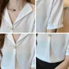 Qoelrin Button Frezowanie Bluzki Kobiety V Neck Clothing Casual Solid Tops Lato Koreański Moda Koszulki z krótkim rękawem Plus 210601