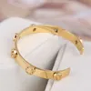 Lyxig smycken för kvinnor2021 Koreanska mode guld ihåliga brev metallöppning Stora Bangles Charm Lady Vintage Present Armband Q0720
