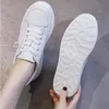 Piccole scarpe bianche in pelle 2022 nuove scarpe basse da donna di grandi dimensioni con fondo spesso sportivo da donna casual