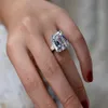 結婚指輪ホワイトCZストーンラグジュアリーソリティアビッグ長方形女性リングエンゲージメントイブニングパーティーエレガントな女性ファッションジュエリーギフト