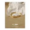 Bangle minimalistiska geometriska guldfärg knutna armband spiral kreativ mode mässing guldpläterade koppar smycken för kvinnor