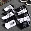 Neue Mode Street Culture Männer und Frauen Socken Baumwolle Weiß Schwarz Graffiti Harajuku HipHop Skateboard Sport Lustige Glückliche Socken