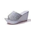 Kapcie Letnie Kobiety Buty Dorywczo 9 CM Wysokie Kliny Heel Sandały Srebrne Złoto Bling Flip Flops Ladies Wedge Heels Platforma