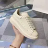 New Luxury Man Shoes Fashion Genuine Leather Woman Shoes Sneakers Glimmer Lace up Flat Large Platform Designer Shoes mkjkkk0002