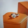 Luxo Solitaire 1ct Laboratório Ring Diamond 100% Real 925 Ringos de margem de noivado de prata esterlina anéis de casamento para mulheres jóias de festas de noiva225b