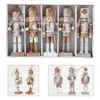 1 Set = 5 pezzi di Natale in legno per bambole Decorazioni natalizie fatte a mano Schiaccianoci per bambole Ciondolo creativo per bambole in polvere scintillante Ornamento 211122